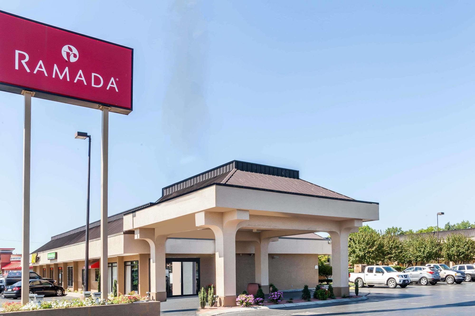 Hotel Ramada By Wyndham Lebanon Exterior foto